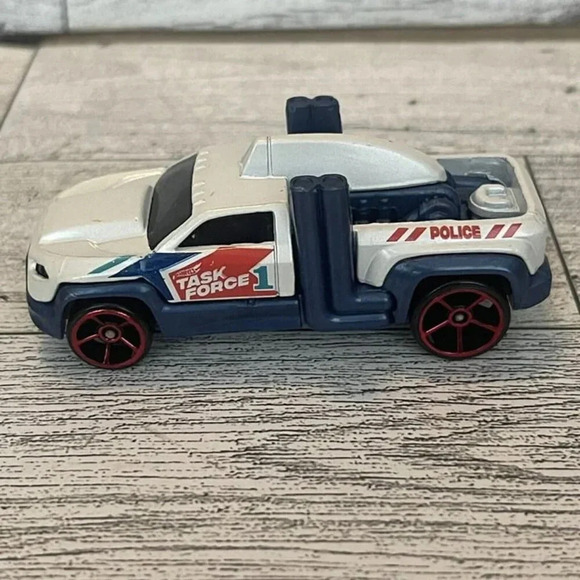 2010 HOT WHEELS DIESEL DUTY TASK FORCE WHITE 1:64 DIECAST 3" POLICE PICKUP TRUCK - Picture 3 of 7